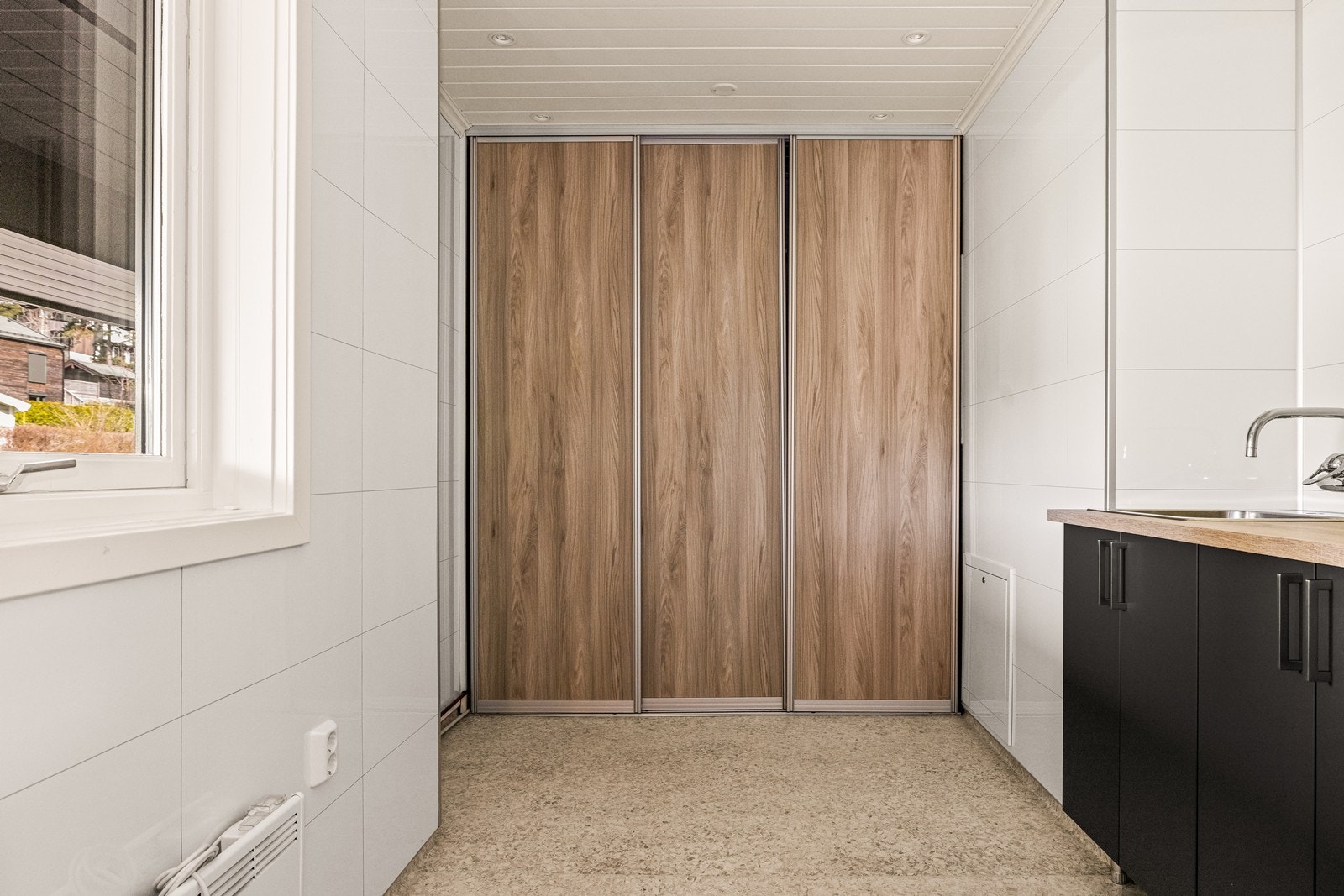 Vaskerommet har rikelig med lagringsplass i en stor skyvedørsgarderobe. Galleribilde