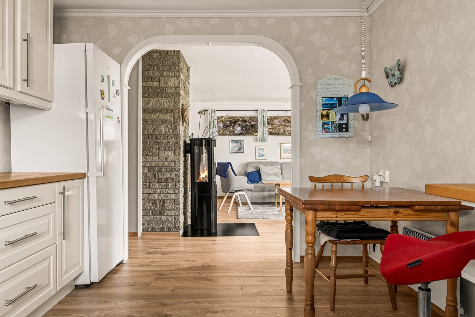 Kjøkkenet har ventilator med avtrekk ut og plass til en hyggelig spisekrok. Galleribilde