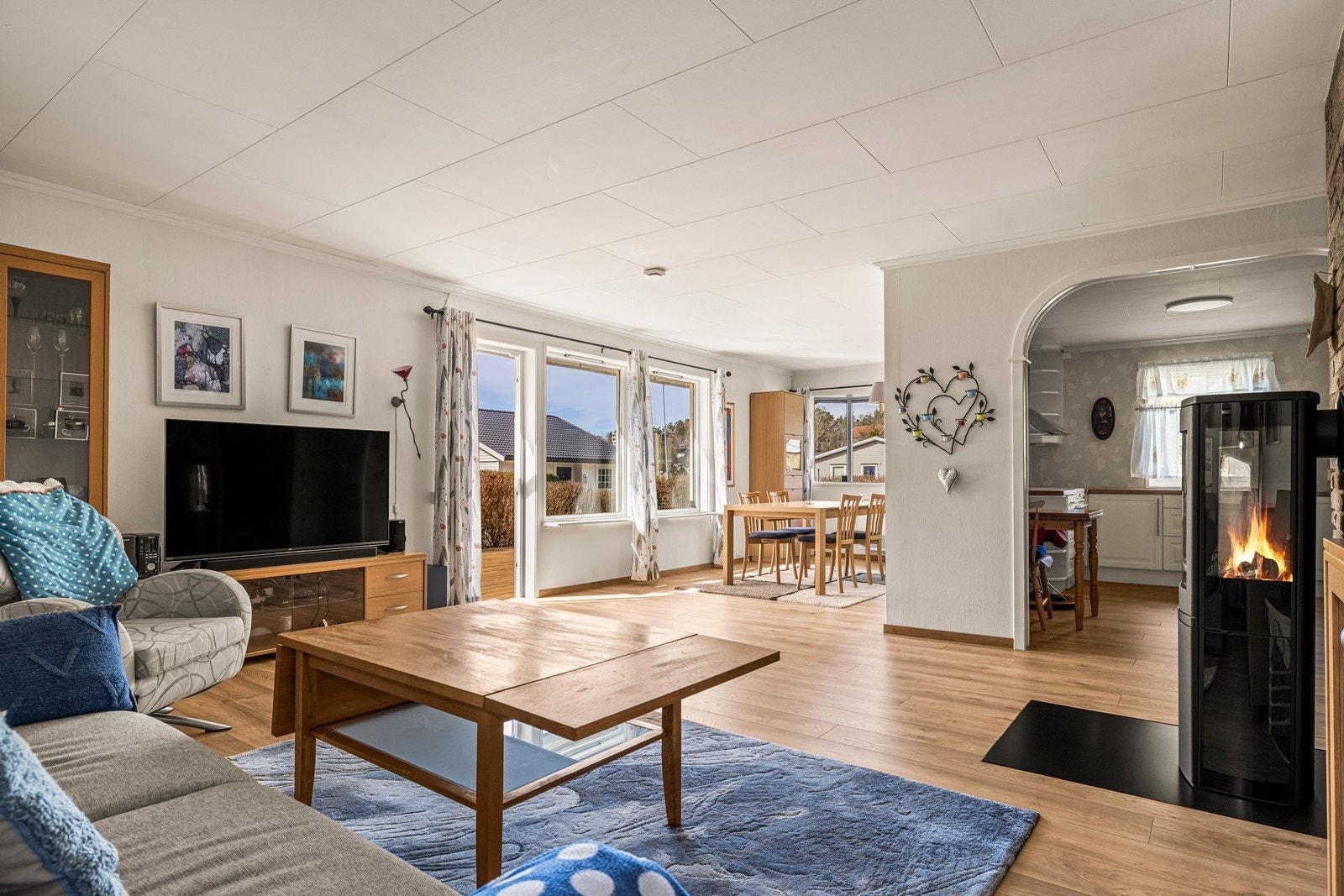 Spisestuedelen har laminat på gulvet og tapetserte vegger. Galleribilde