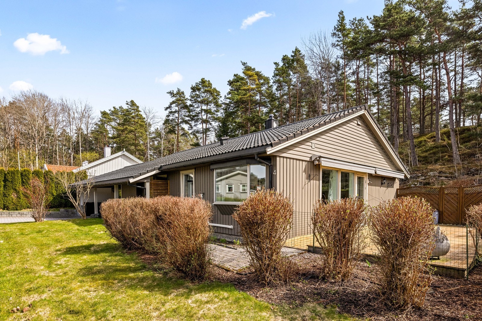 Tomten er opparbeidet med gressplen og er pent omkranset av hekk. Galleribilde