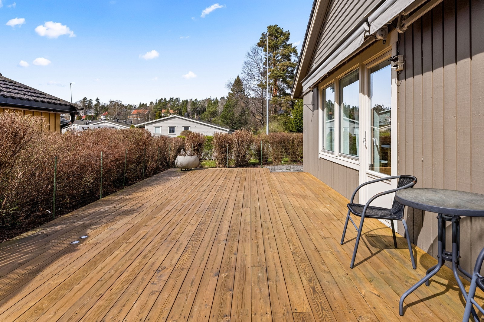 Fra stuen er det utgang til en romslig terrasse på 37 m², oppført i trekonstruksjoner. Galleribilde