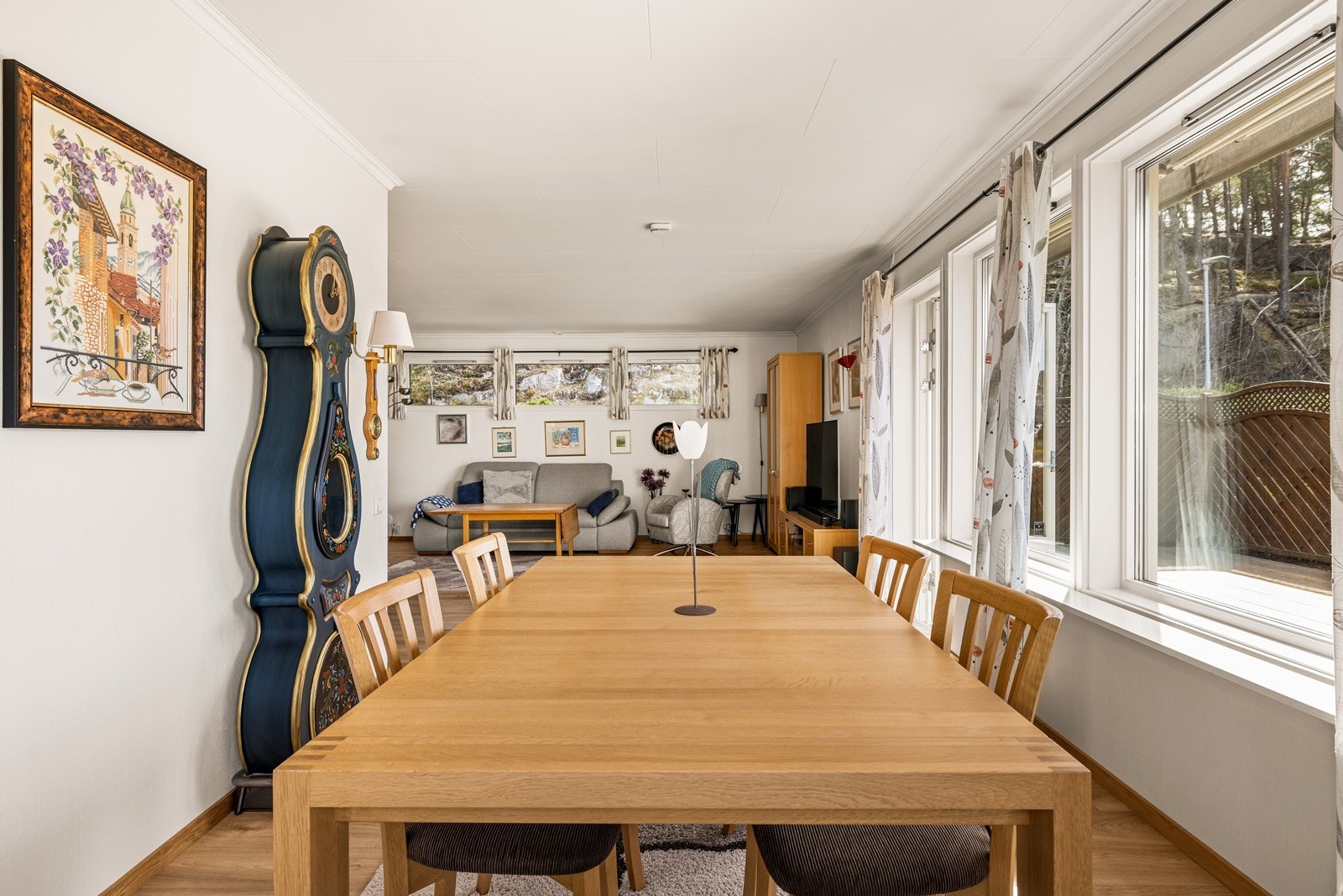 Den lange og åpne stuen gir rom for en stor spisestue med plass til mange gjester. Galleribilde