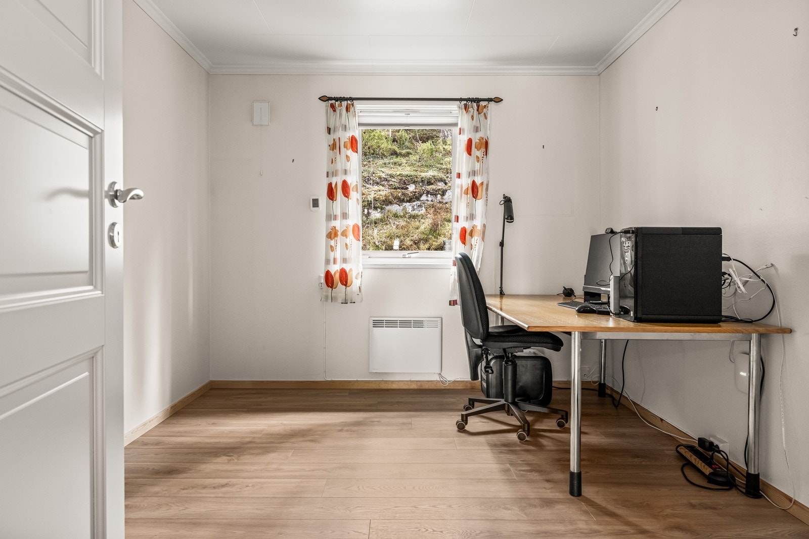 Det tredje soverommet er i dag benyttet som kontor, men kan enkelt tilpasses etter behov. Galleribilde