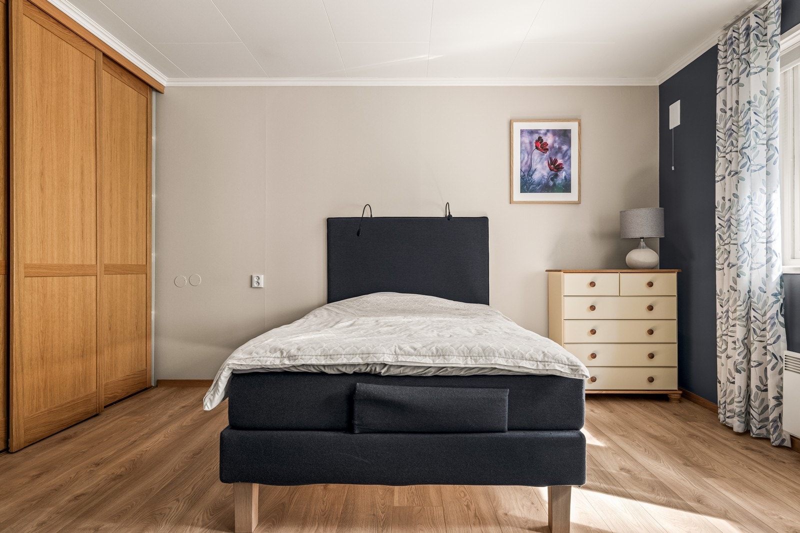 Boligen har tre soverom. Hovedsoverommet har god plass til seng og garderobe. Galleribilde