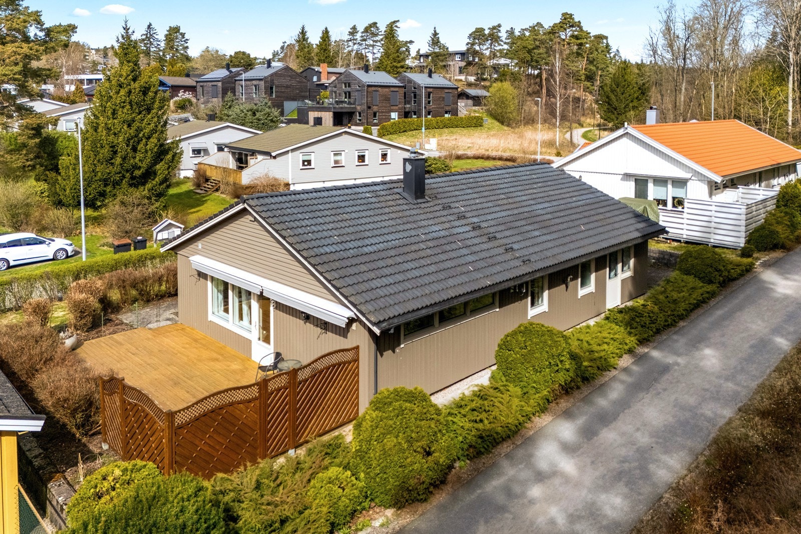 Boligens tak er tekket med betongtakstein. Galleribilde