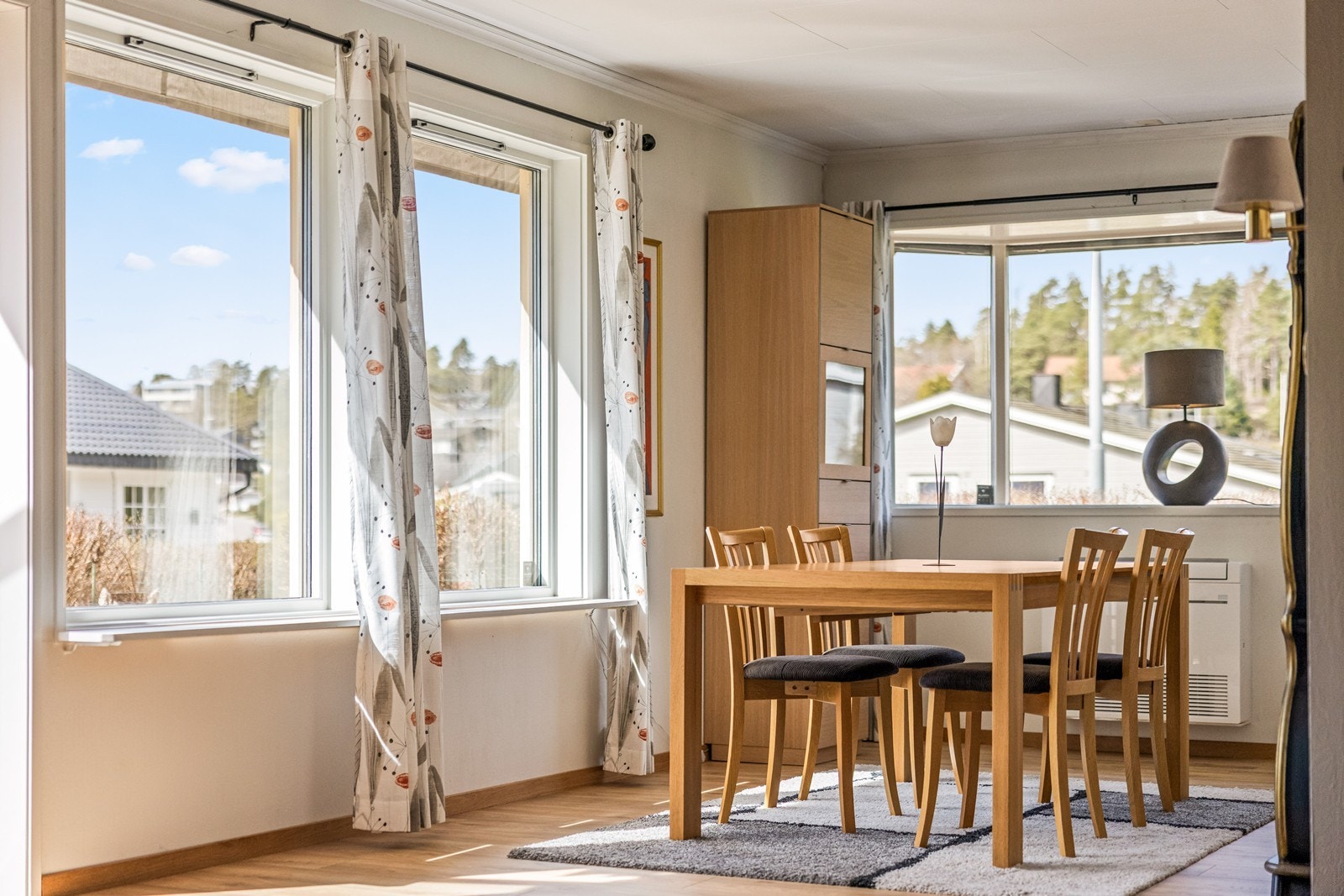 Stuen er romslig og har god plass til en egen spiseplass. Galleribilde