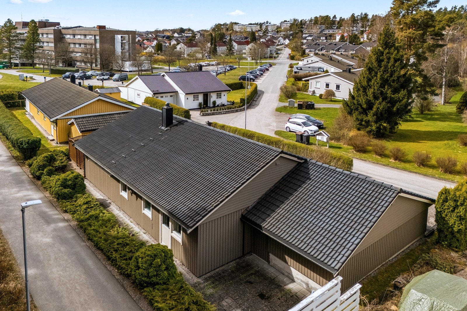 Eiendommen ligger i et etablert boligområde med kort avstand til både skoler og barnehager. Galleribilde