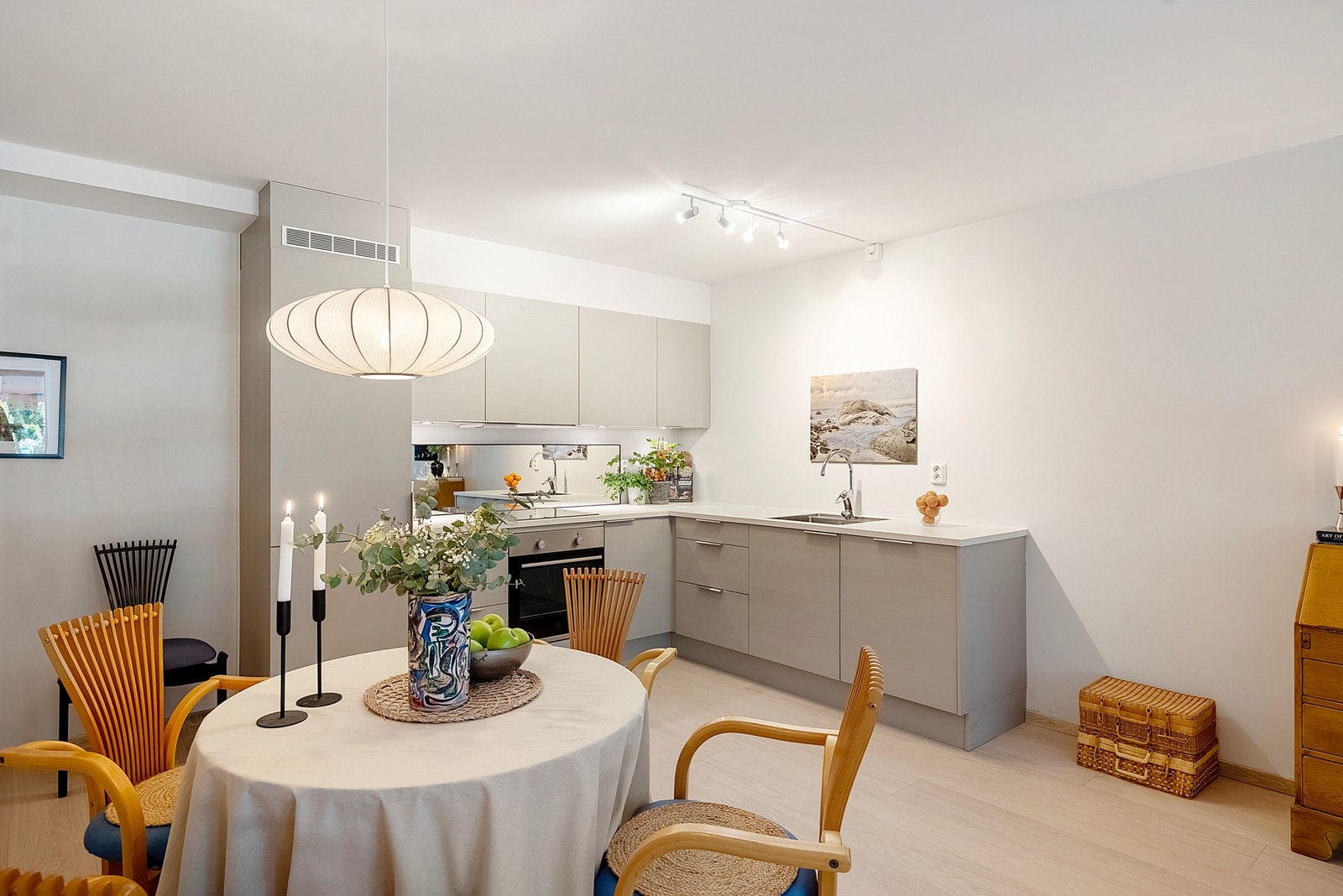 God plass til spisestue Galleribilde