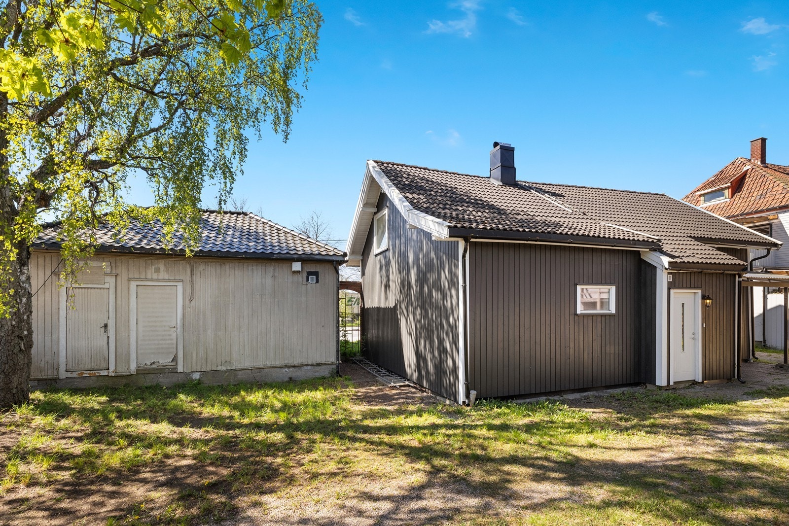 Bakgård - tomannsbolig til høyre og næringsbygg til venstre Galleribilde