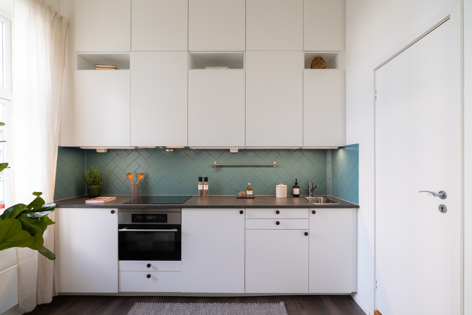 IKEA-kjøkkenet er nytt i 2018 og er godt utnyttet med mye skap, skuffer og benkeplass. Galleribilde