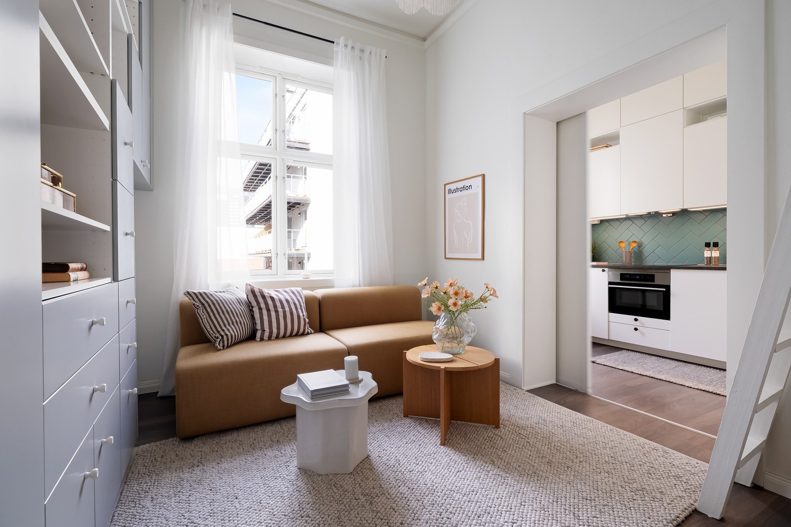 Via plassbesparende skyvedør er det tilgang til boligens separate kjøkken. Galleribilde