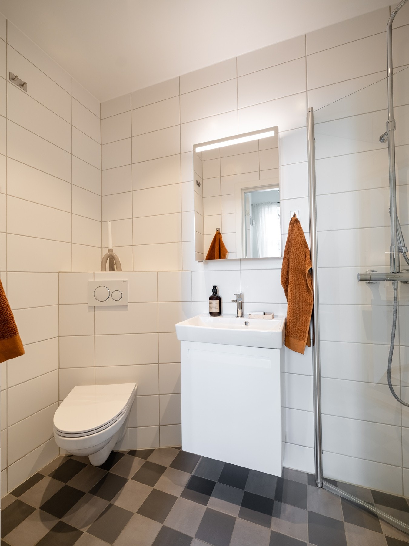 Lyst, flislagt baderom fra 2018 med varme i gulv. Galleribilde