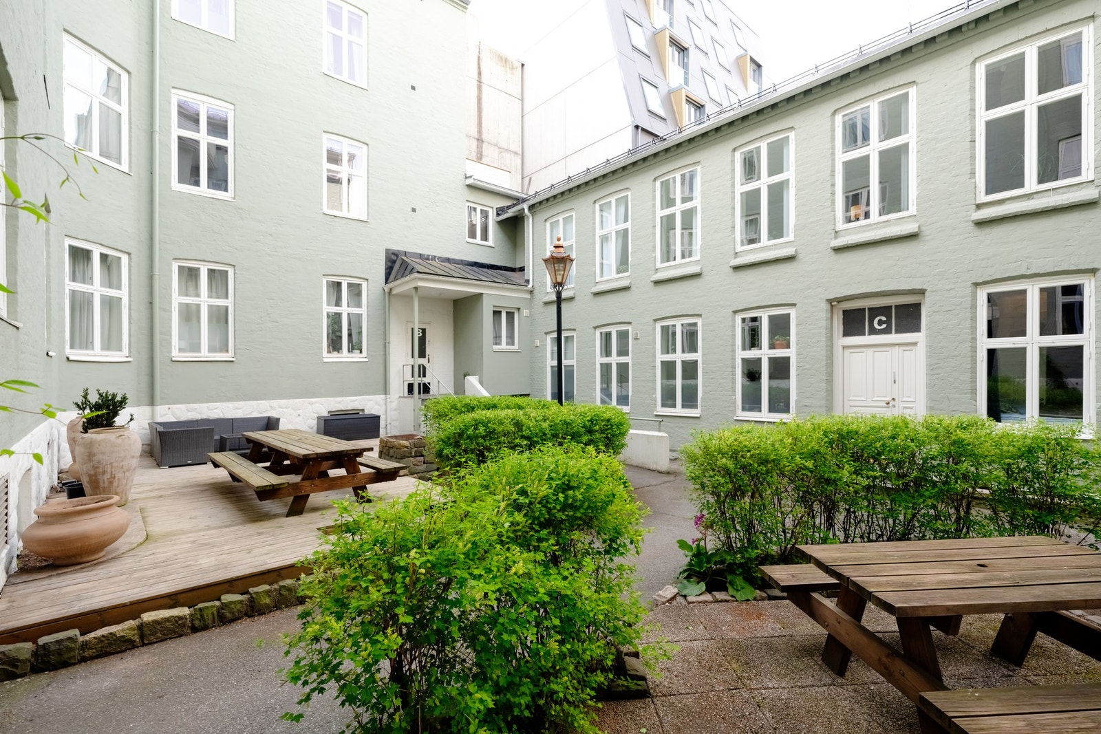 Hyggelig og pent opparbeidet bakgård. Galleribilde