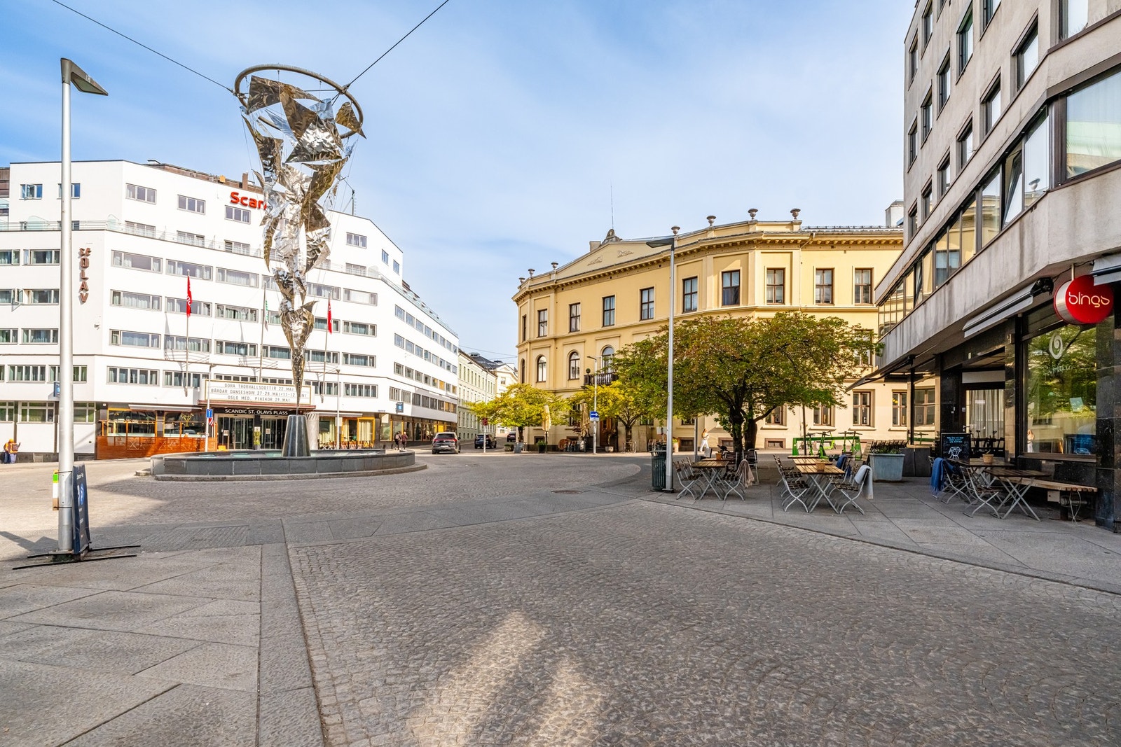 St. Olavs plass ligger like ved boligen og tilbyr dagligvarehandel, kaféer og restauranter. Galleribilde