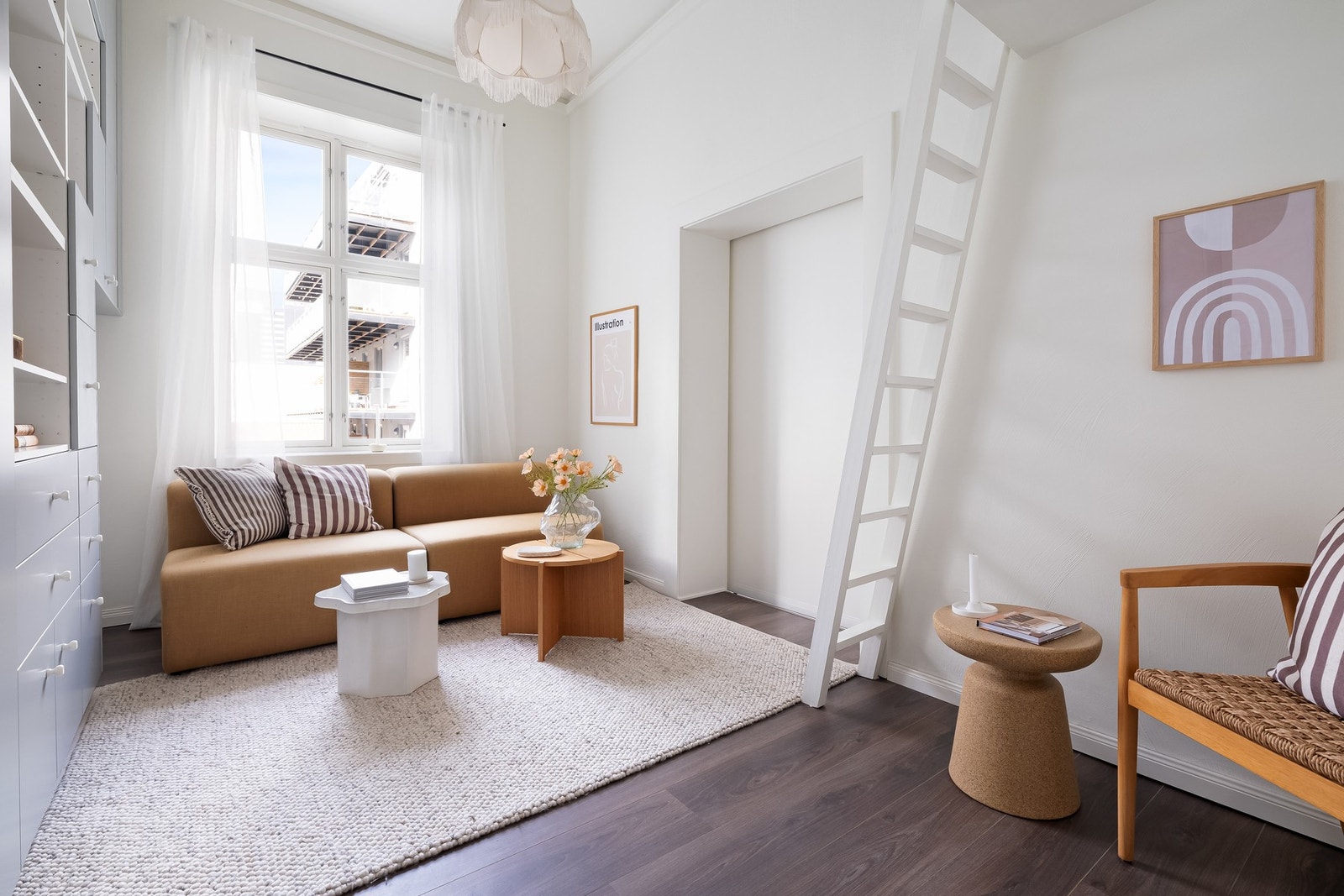 Laminat på gulv og lysmalte overflater. Galleribilde