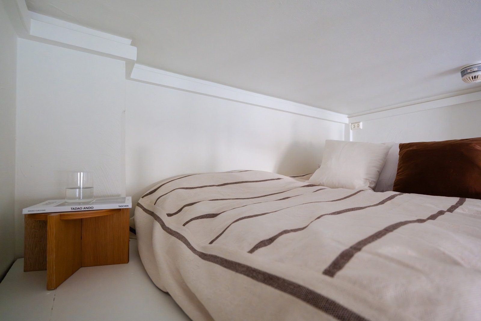 Hemsen har god plass til stor madrass eller oppbevaring. Galleribilde