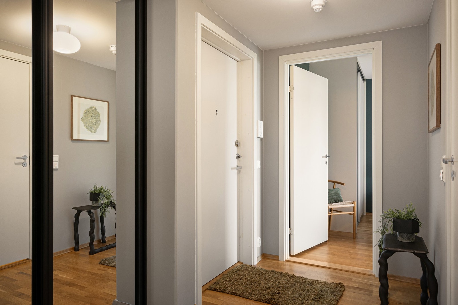 Adkomst til hovedsoverom, baderom og stue/kjøkken fra entré- Galleribilde