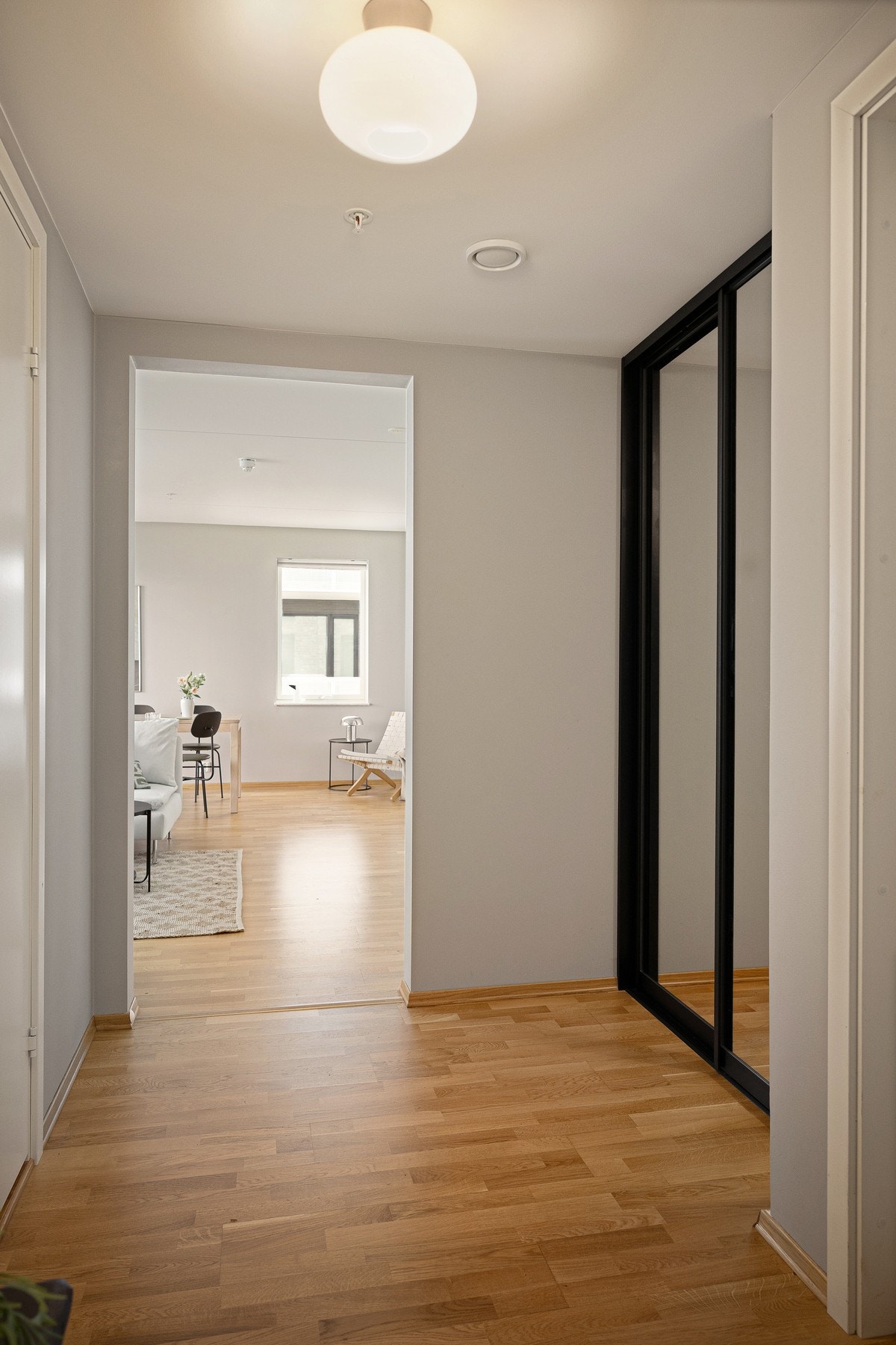 Entréen har god plass til oppbevaring. Galleribilde