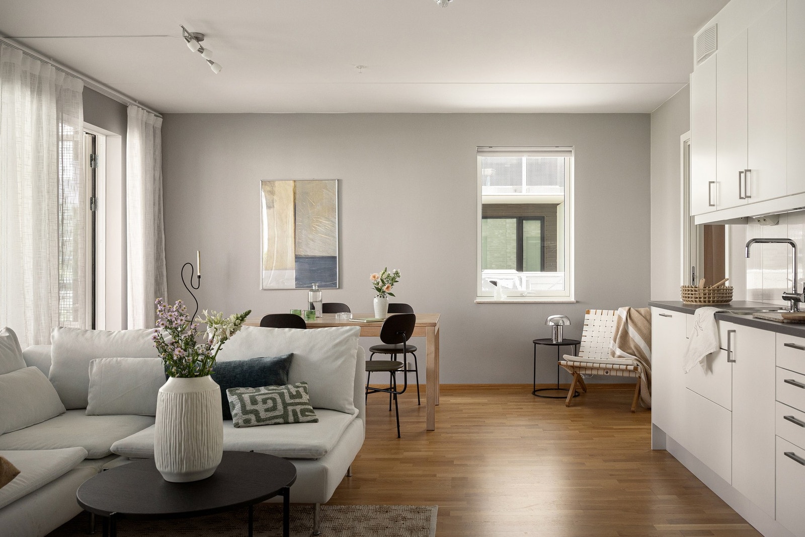 Kjøkkenet er godt utstyrt med integrerte hvitevarer bestående av stekeovn, platetopp, oppvaskmaskin samt kjøleskap med fryser. Ventilator er elegant integrert i overskap. Galleribilde