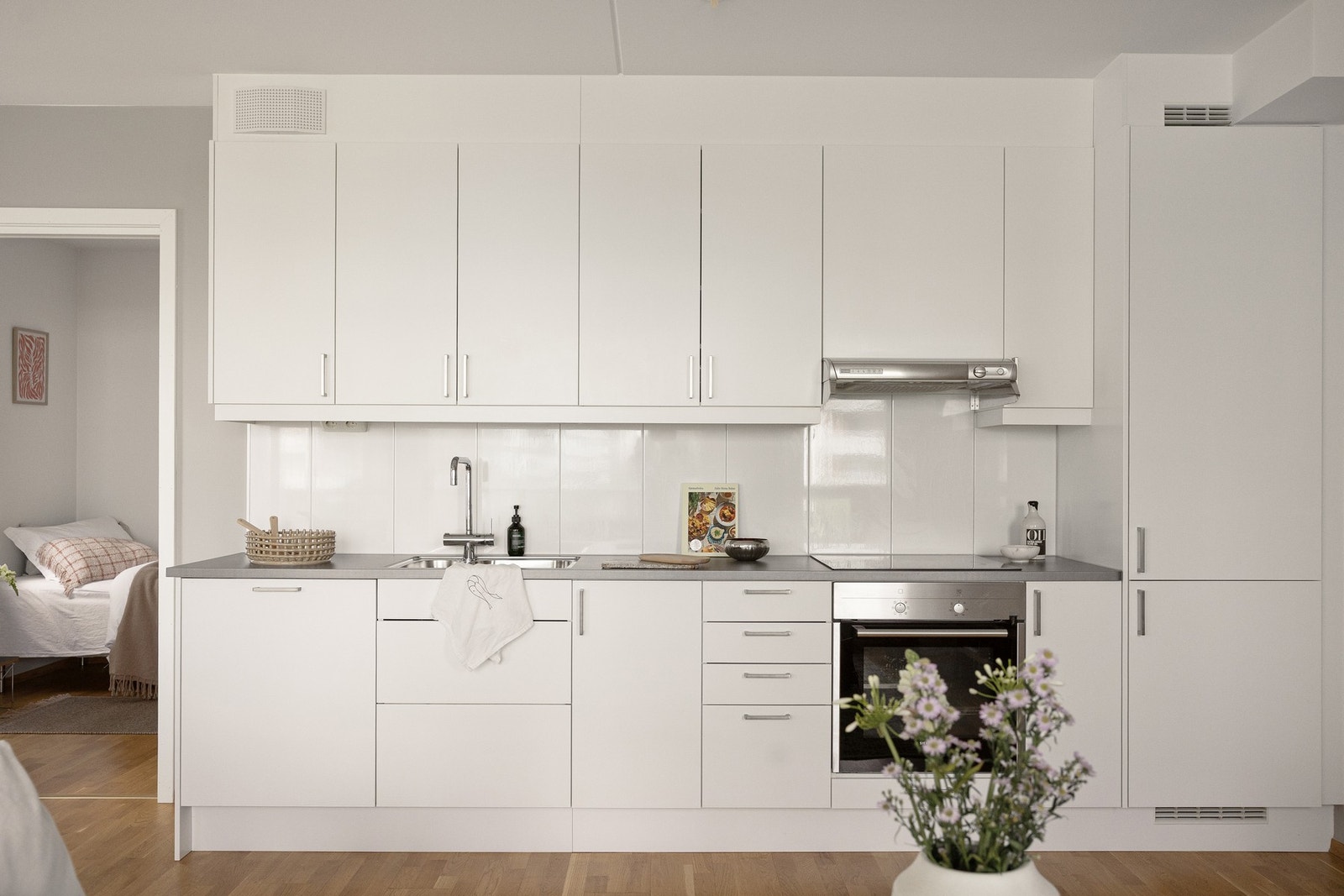 Moderne og funksjonelt kjøkken fra 2017 med åpen løsning mot stuen, som skaper en sosial og luftig atmosfære.
Kjøkkeninnredningen har stilrene, slette fronter og laminat benkeplate med nedfelt oppvaskkum og ett-greps armatur. Galleribilde
