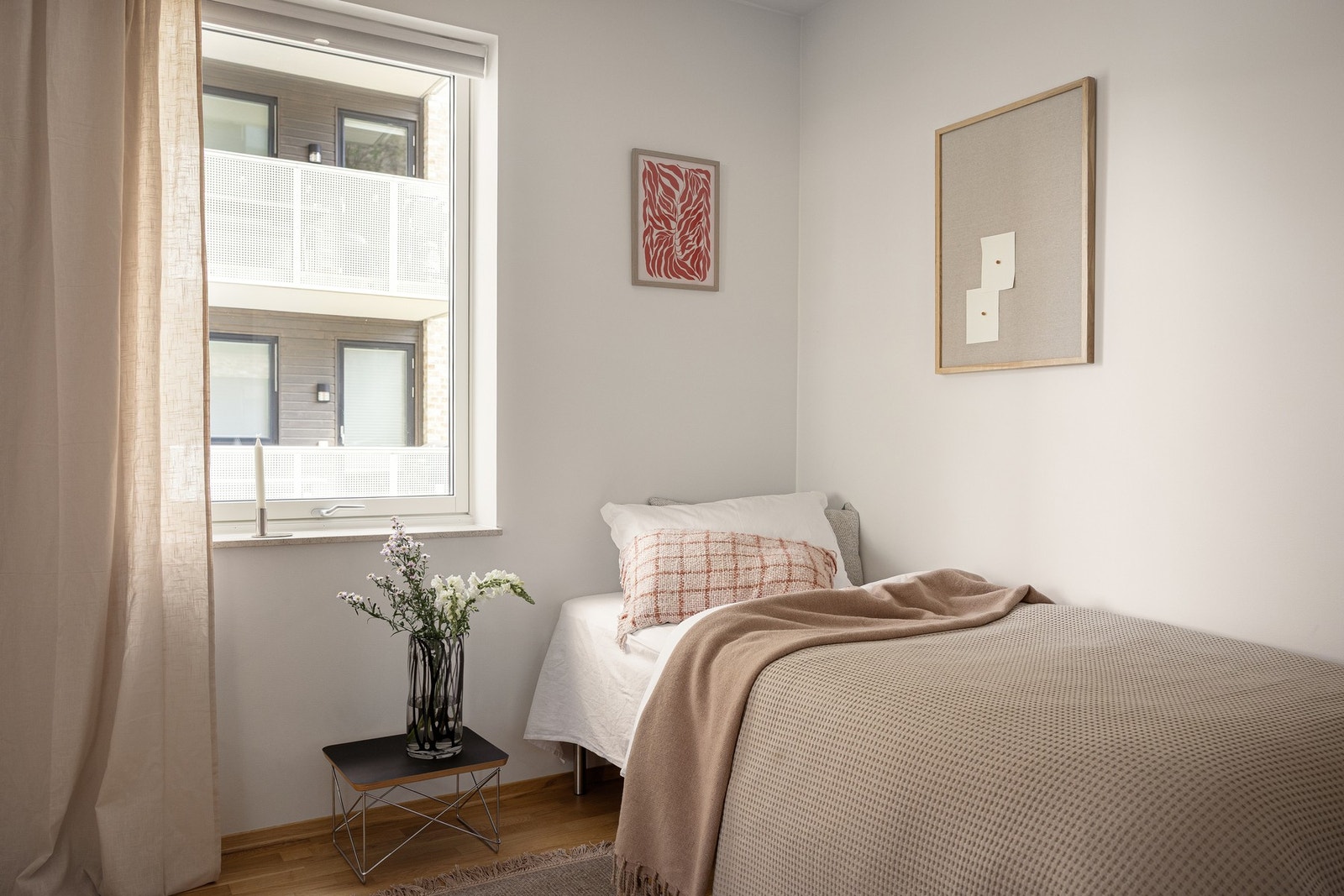 Soverom 2 er i dag innredet som et gjesterom, men kan også benyttes som kontor eller barnerom. Galleribilde