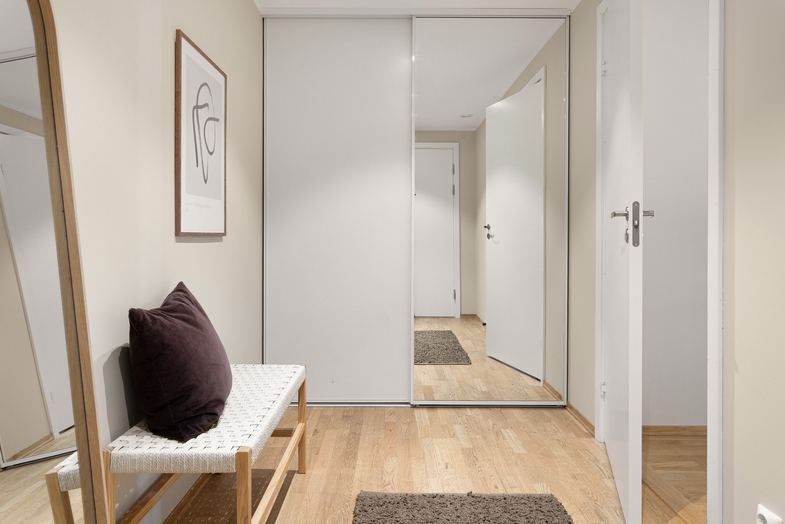 Lys og pen entré med plass til oppbevaringsmøblement, knaggrekker og speil. Romslig skyvedørsgarderobe medfølger. Galleribilde
