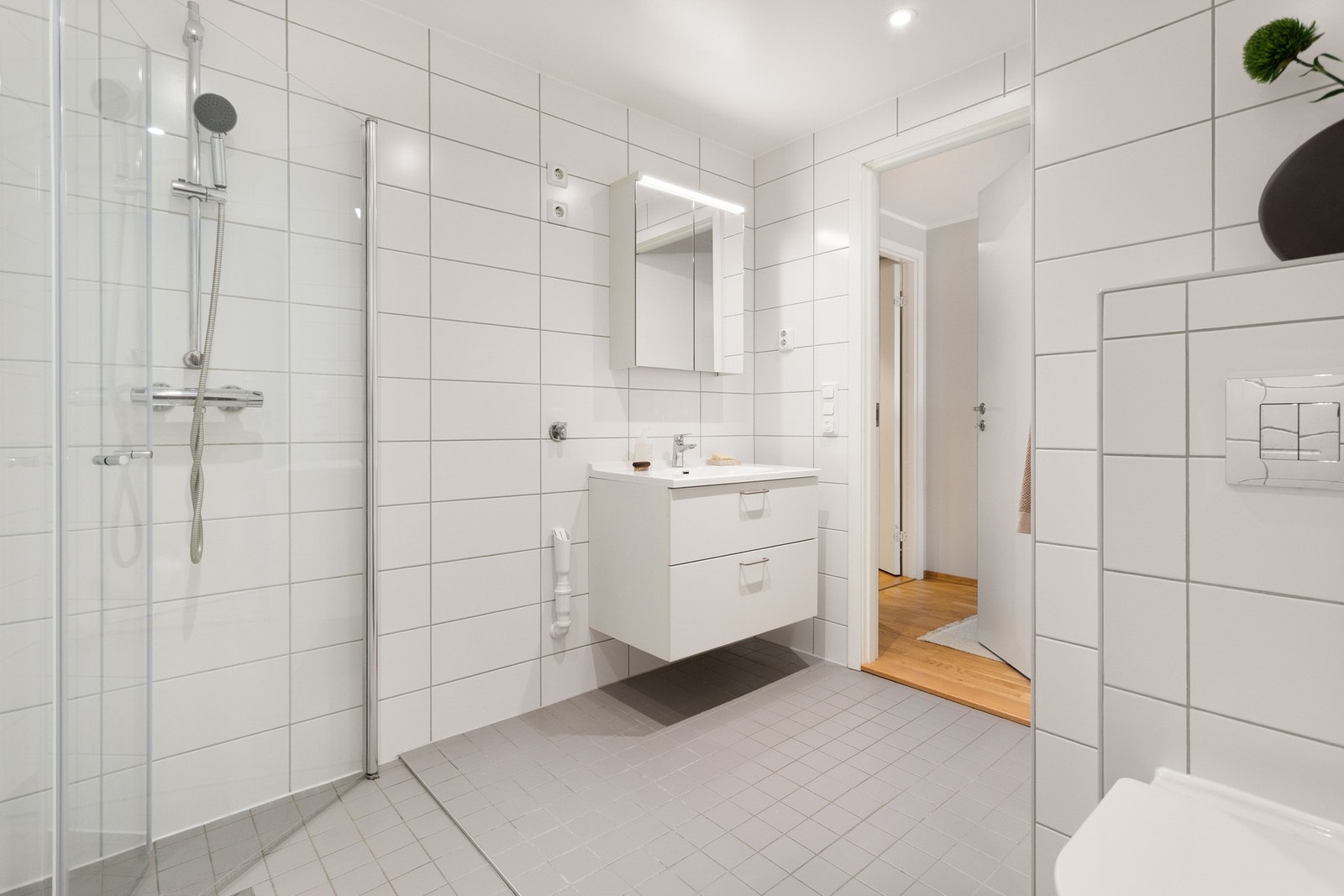 Boligens baderom er lyst og pent med varme i gulv samt downlights i himling. Galleribilde