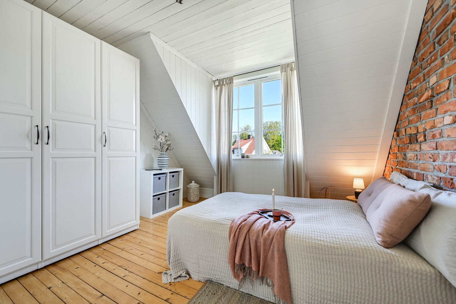 Stort soverom med skap Galleribilde