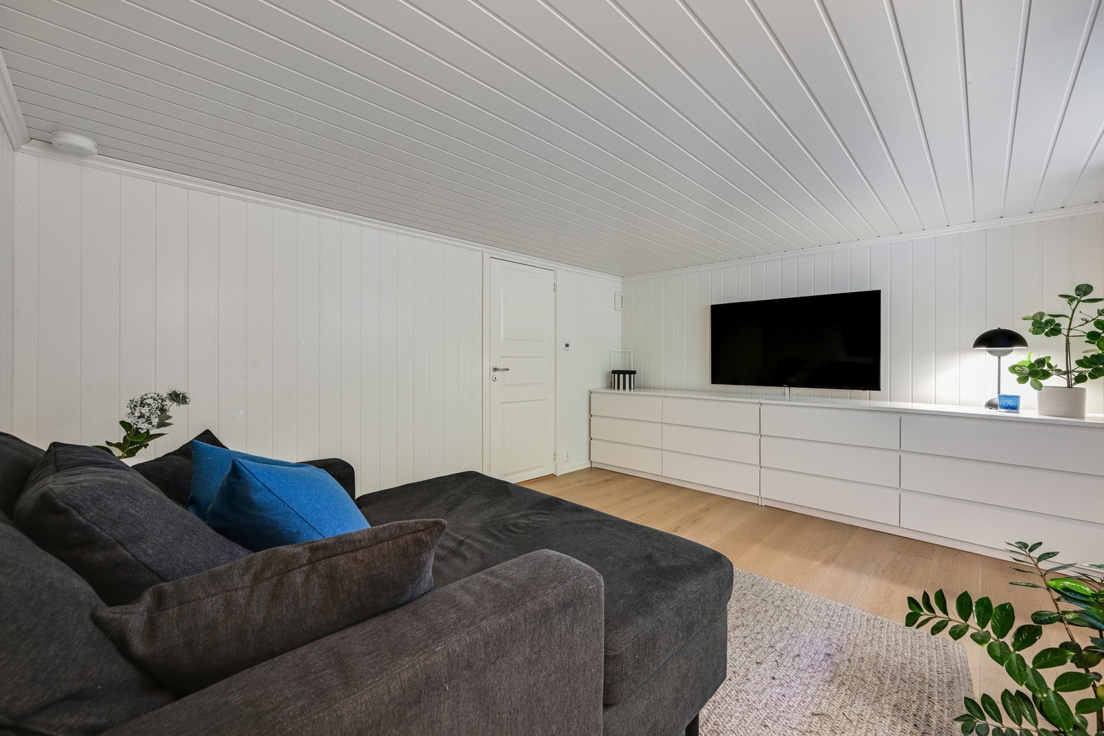Flott innredet rom, brukes som kjellerstue i dag Galleribilde