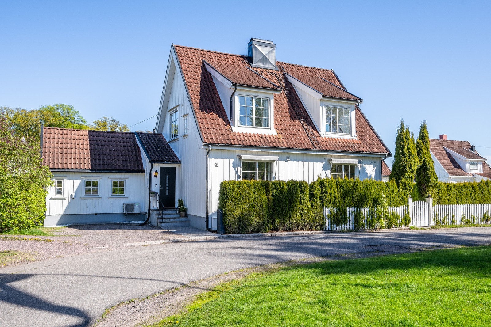 Pen bolig med parkering i egen gårdsplass Galleribilde