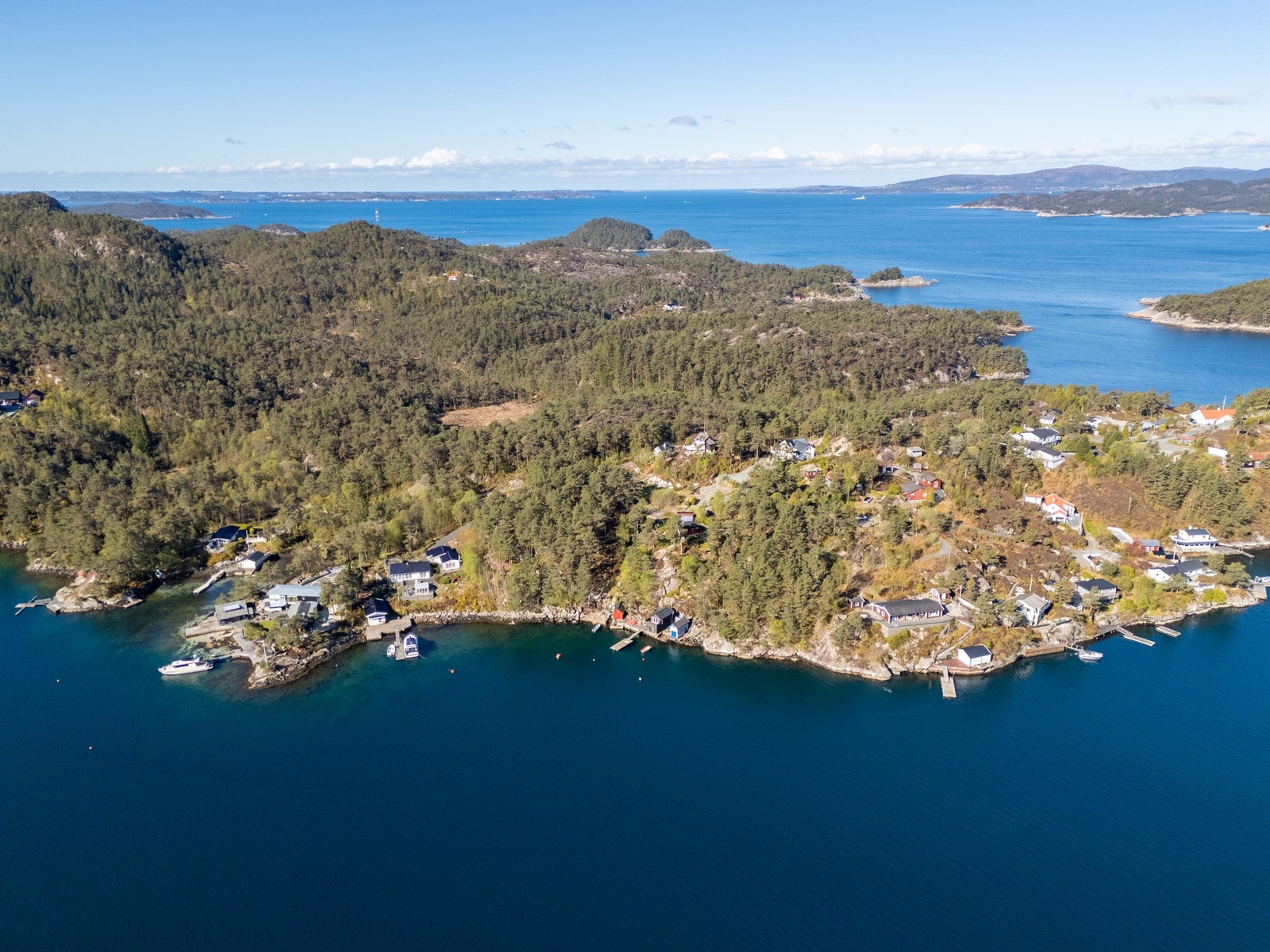 Tomten har strandlinje ut i flotte Lysefjorden. Galleribilde