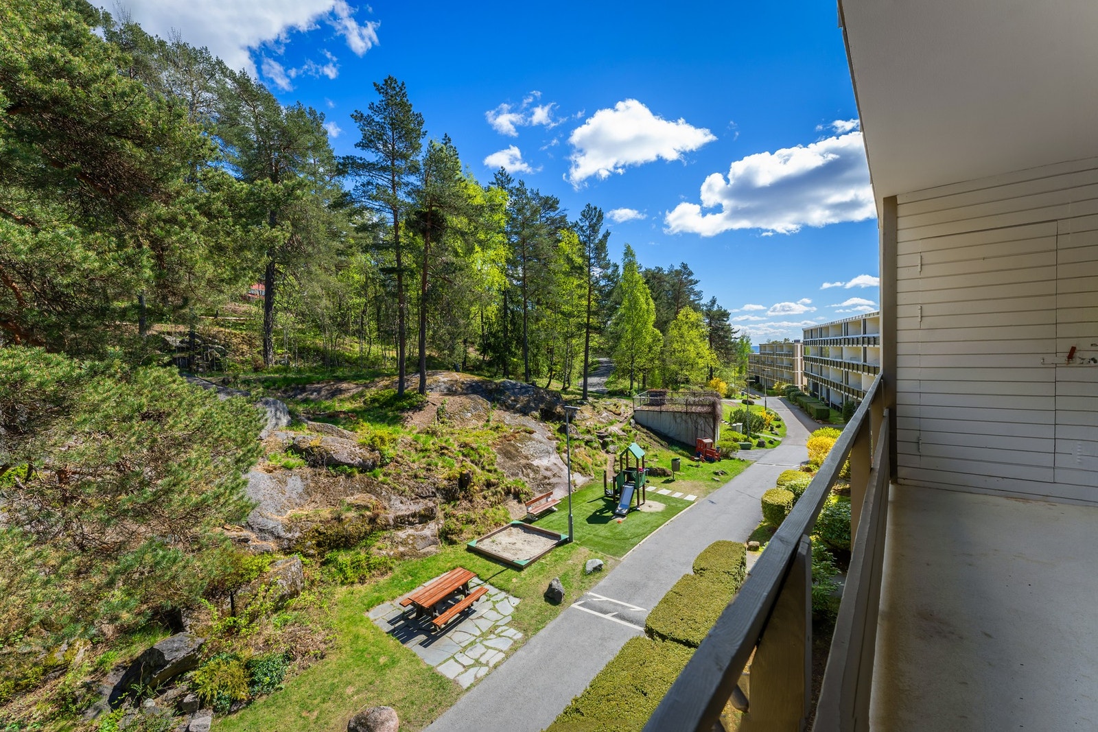 Hyggelig utsyn over fellesarealer og grøntområder. Galleribilde