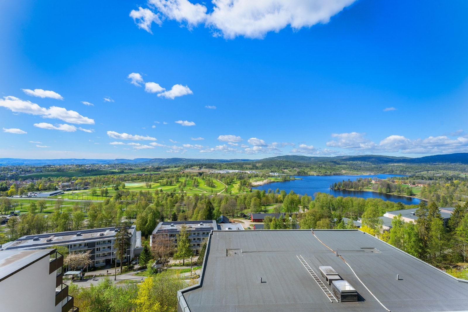 Utsikt mot både grønne områder og vannspeil. Galleribilde