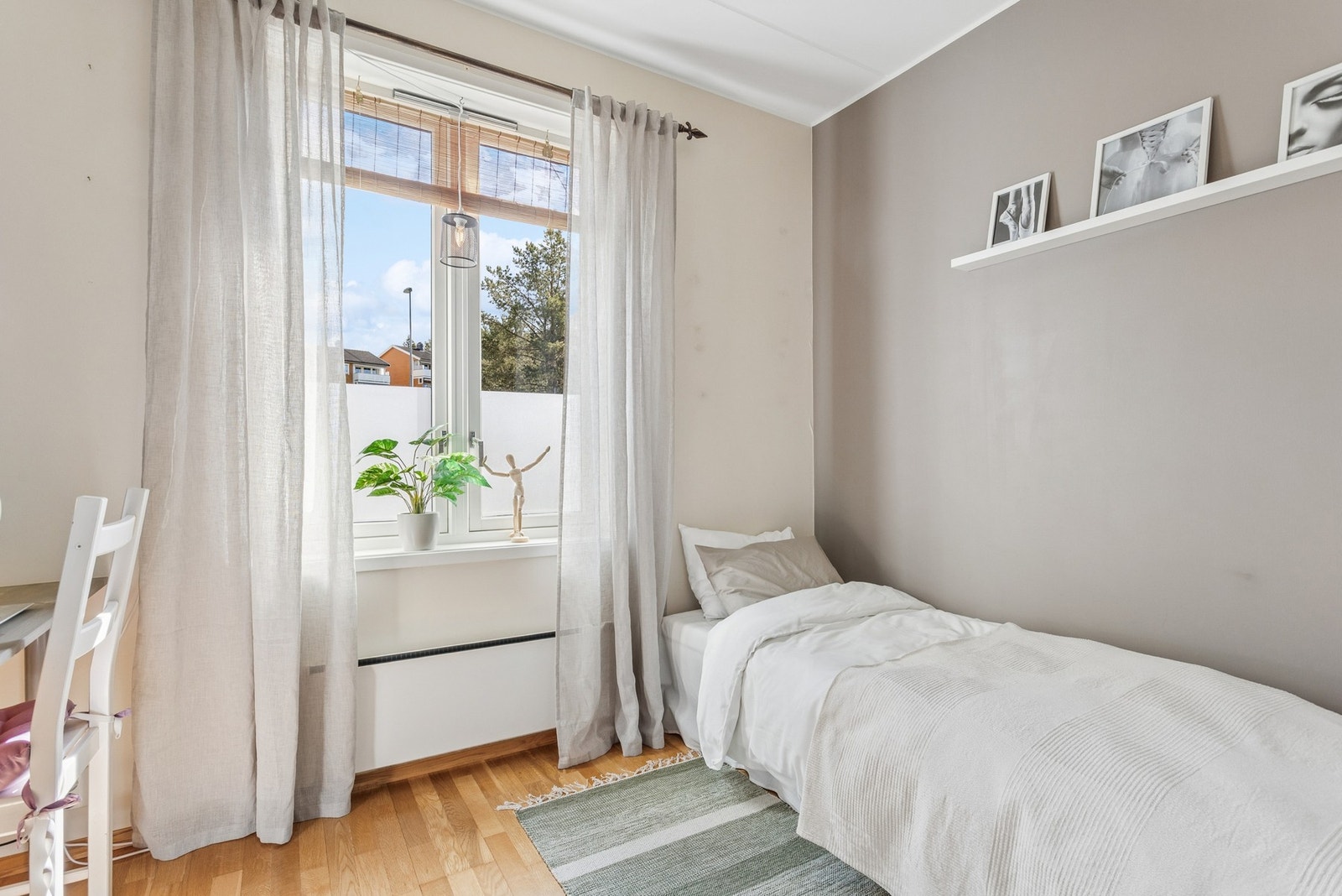 Leiligheten har 2 romslige soverom. Galleribilde