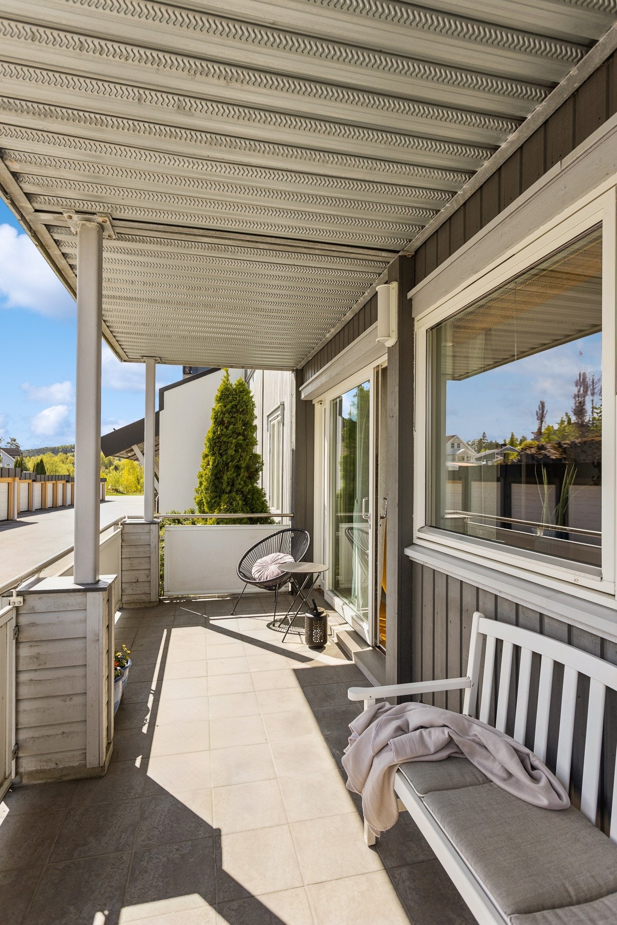 Fra stuen er det utgang til en overbygget veranda på ca. 12 kvm. Galleribilde