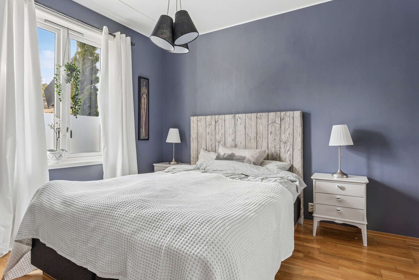 Hovedsoverommet har en suite-løsning med direkte adkomst til baderom! Galleribilde