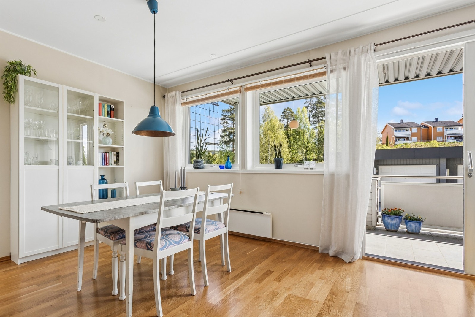 Leiligheten fremstår med en praktisk planløsning og inneholder entré, to flislagte baderom, to soverom, innvendig bod samt en lys og romslig stue i åpen løsning med kjøkken og spiseplass. Galleribilde
