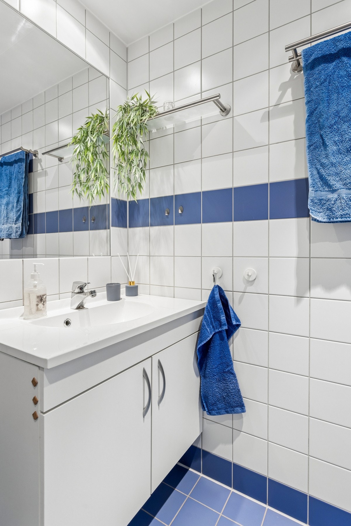 Badet er utstyrt med vegghengt servant, dusjhørne og toalett. Galleribilde