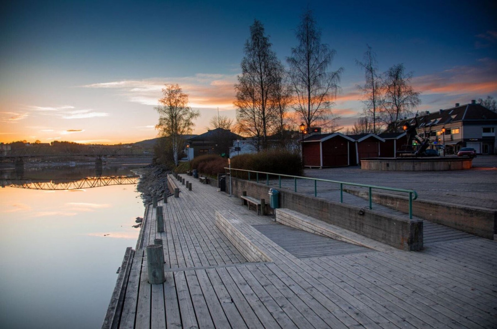 For pendlere finnes rimelig pendlerparkering ved stasjonen. Galleribilde