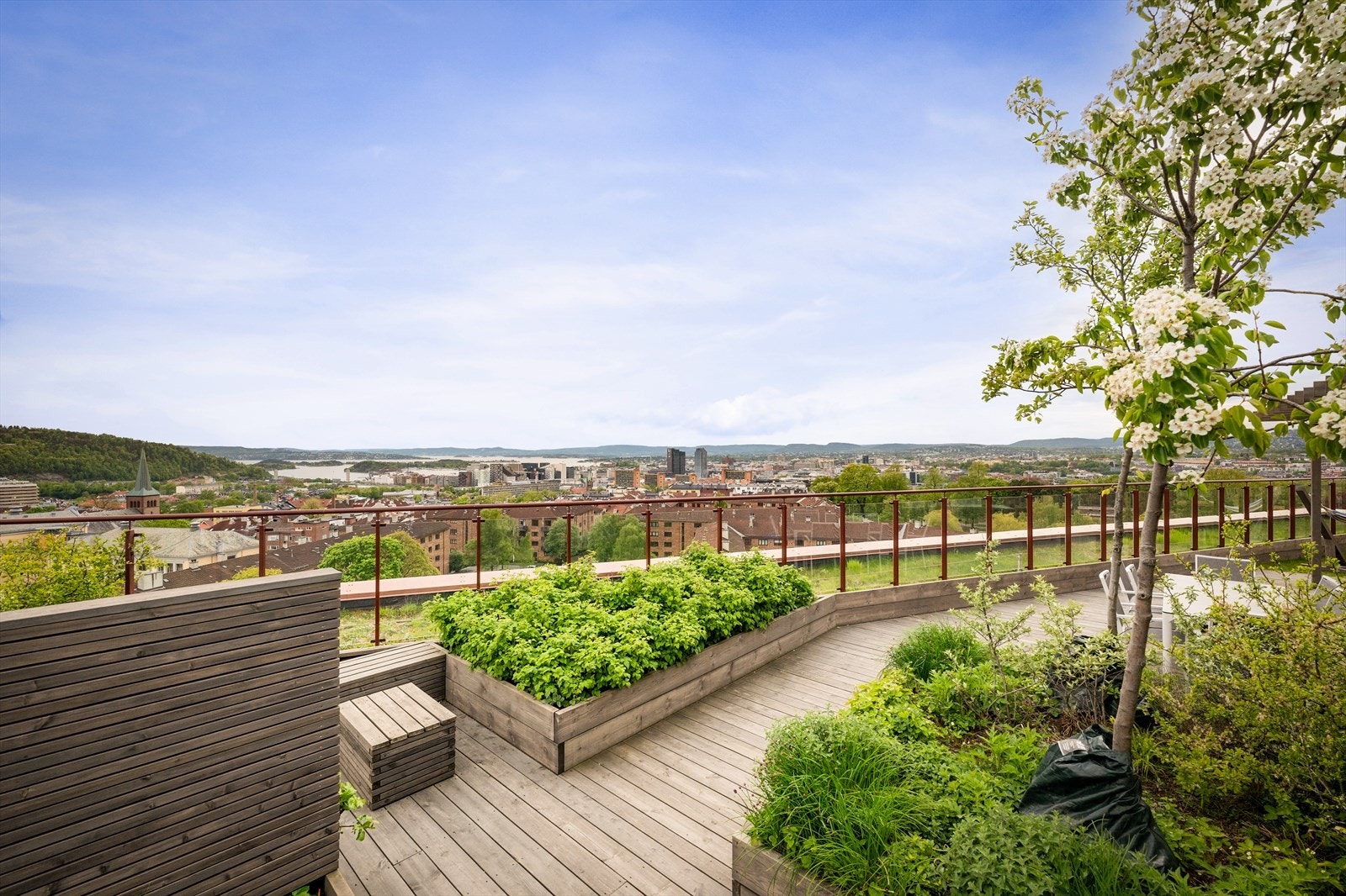 Sameiet har hele 5 felles takhager med sol, panoramautsikt, pergola og utekjøkken Galleribilde