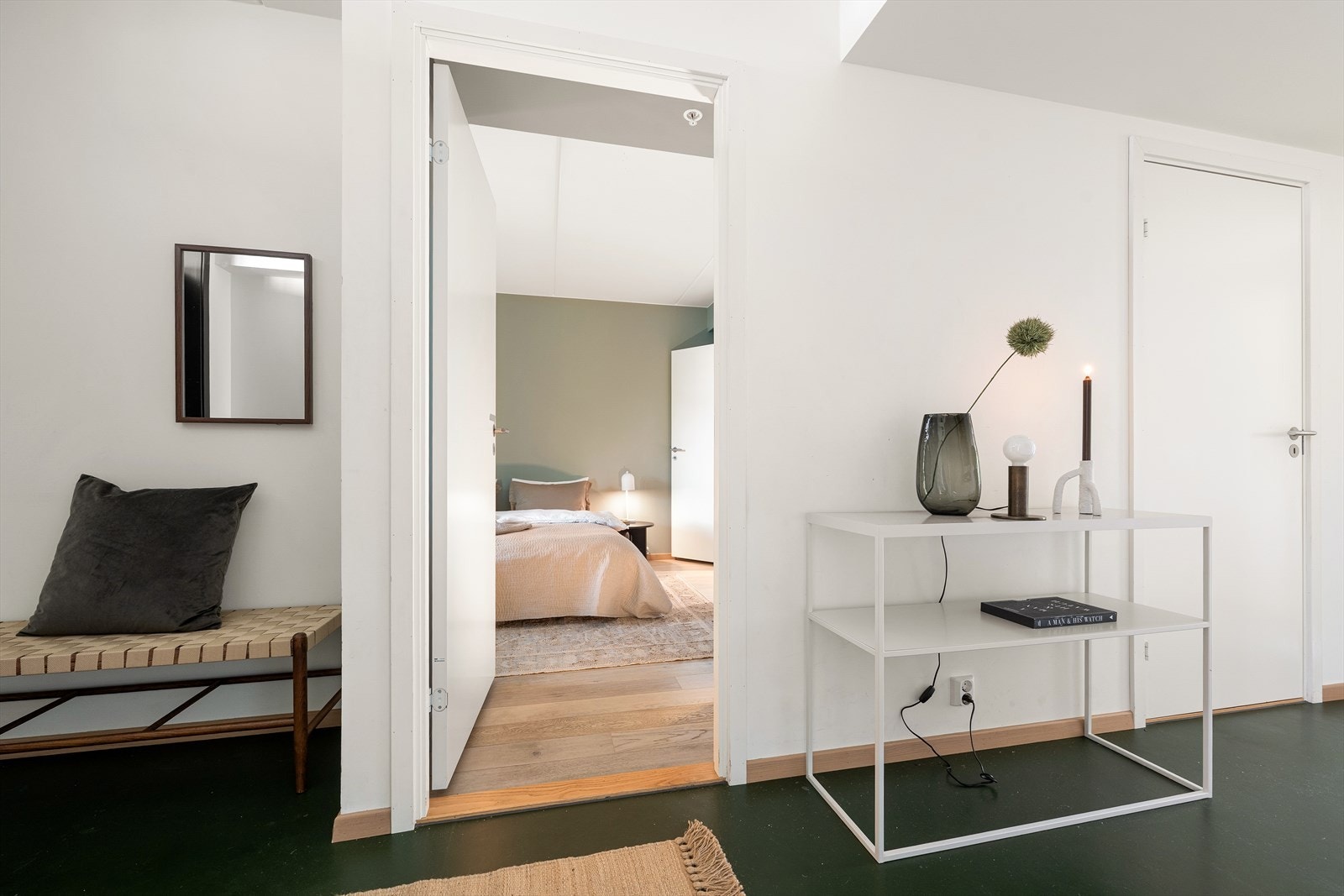 Romslig og praktisk entré/gang med god oppbevaringsplass Galleribilde