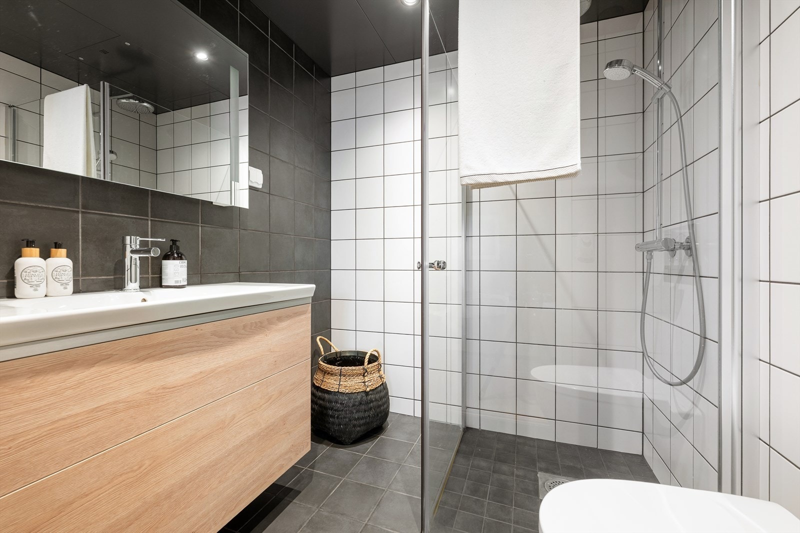 Leiligheten har to moderne baderom med gulvvarme og downlights i himling Galleribilde