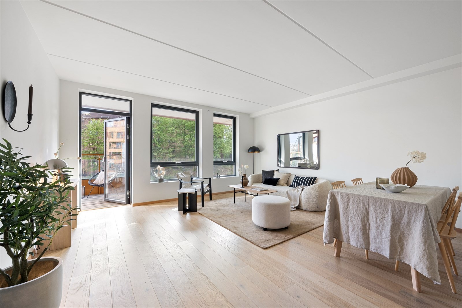 De store vindusflatene slipper inn godt med naturlig dagslys Galleribilde