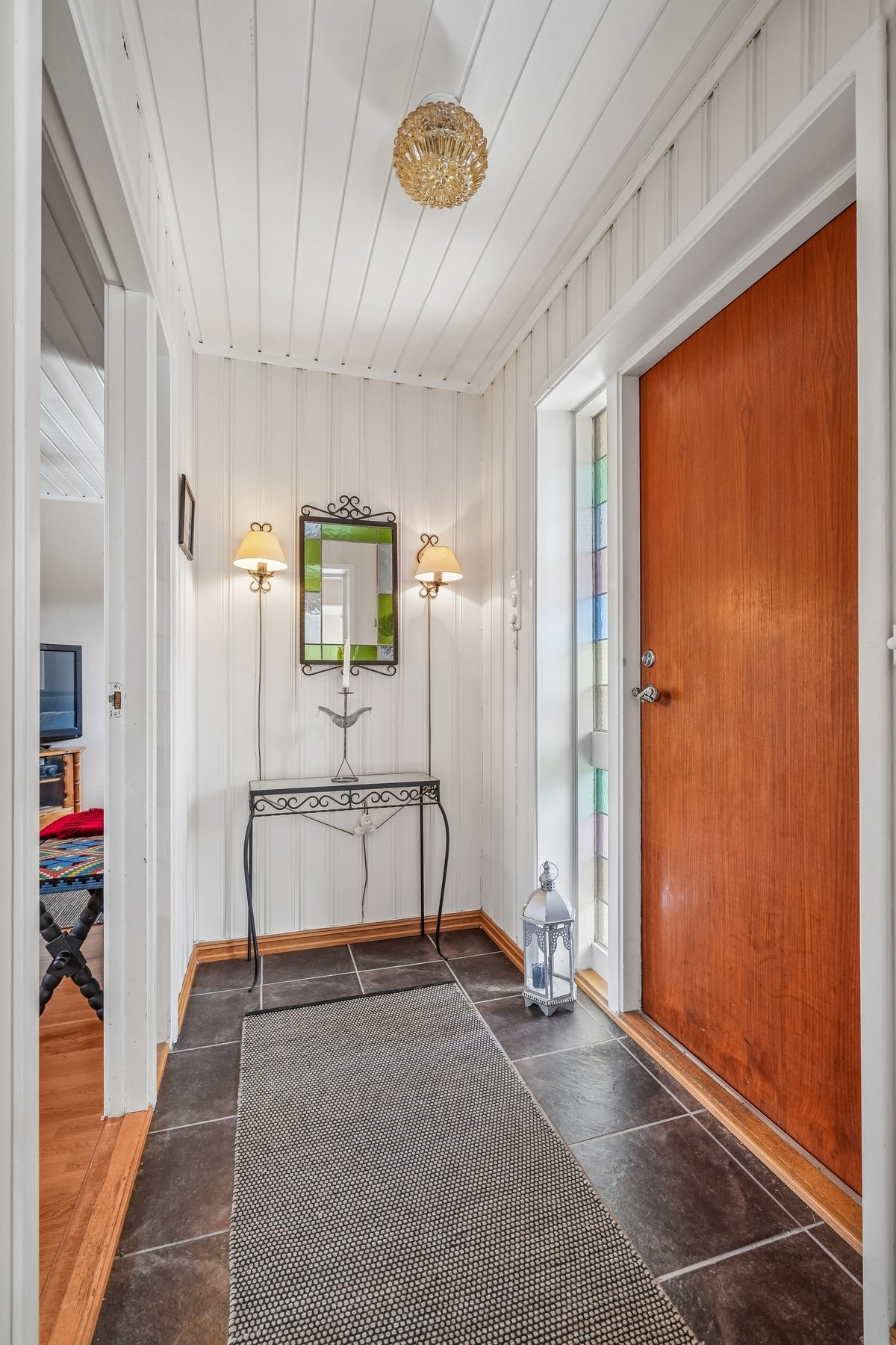 Velkommen inn! Entré i underetasjen. Galleribilde
