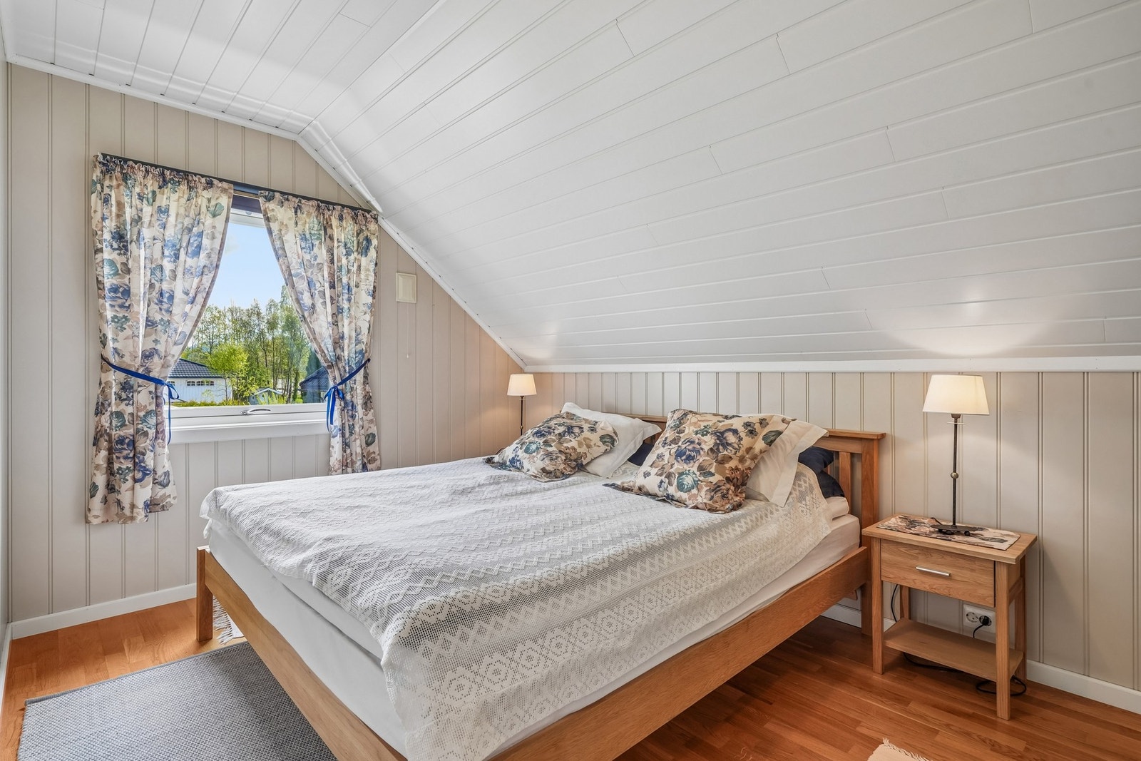 Soverom nr. 2 på loft har samme fine overflater og størrelse som øvrig rom. Galleribilde