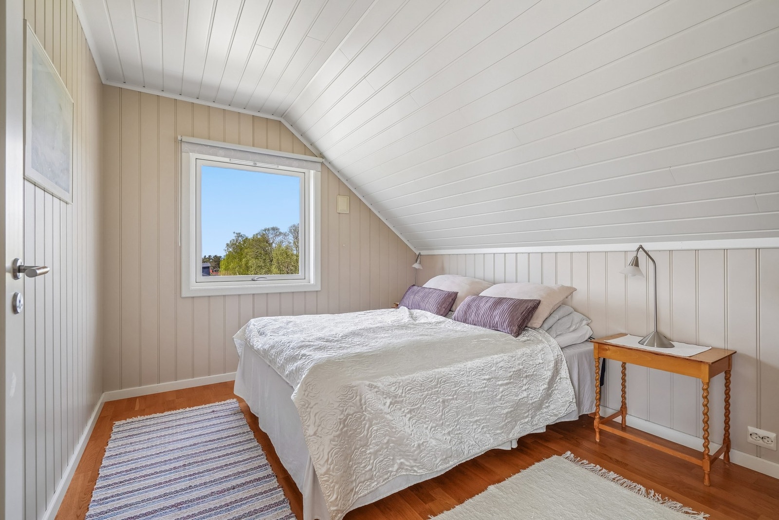 Lyst soverom med panel på vegger. Galleribilde