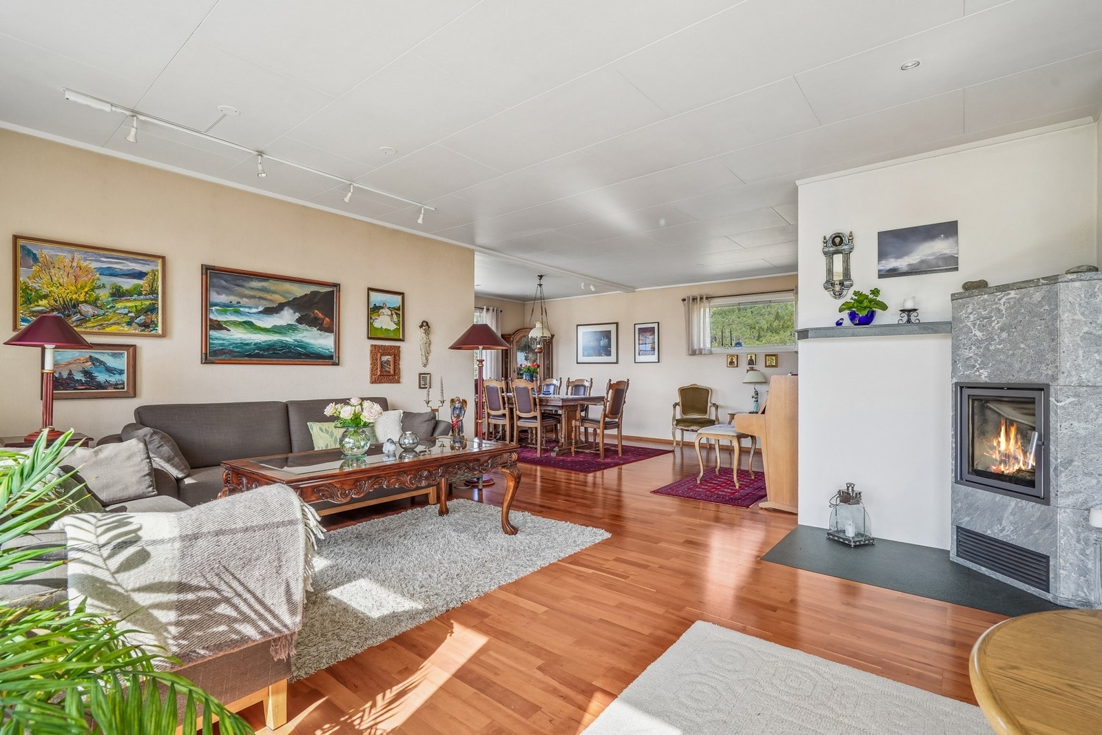 Midt mellom stuen og spisestuen har du en flott vedovn i kleberstein som gir god varme og hygge på kalde dager. Galleribilde