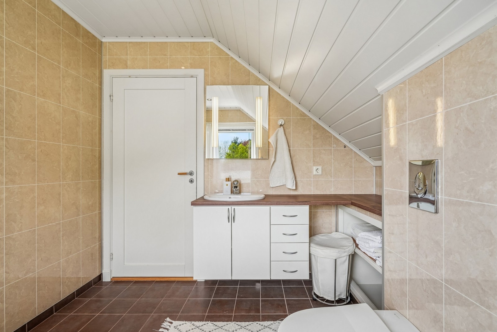Badet på loftet har våtromsplater på vegger og flislagt gulv med elektriske varmekabler fra 2012. (byggemeldt som bod - søknadspliktig bruksendring). Galleribilde