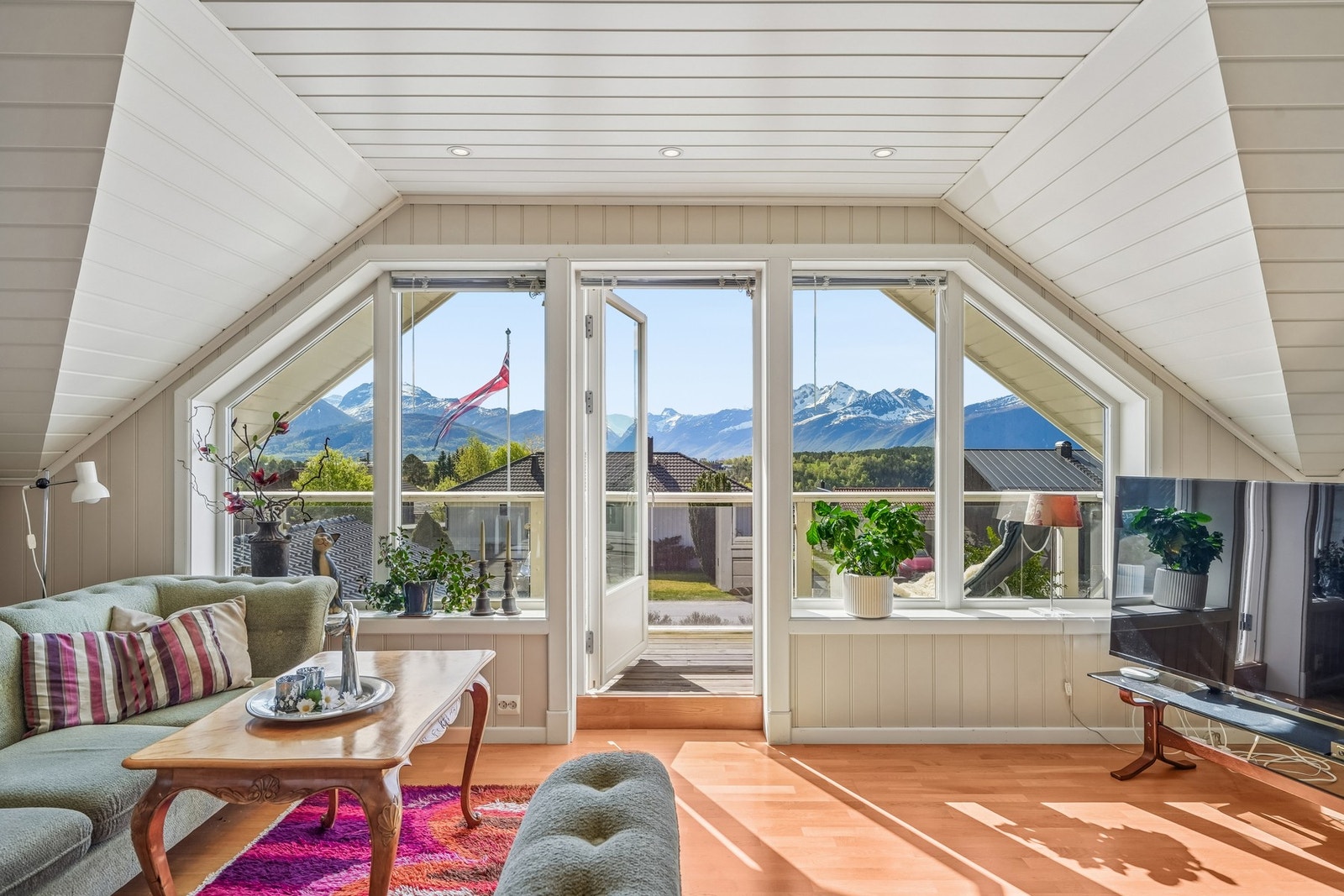 Fra loftstuen er det utgang til en sydvendt - Galleribilde