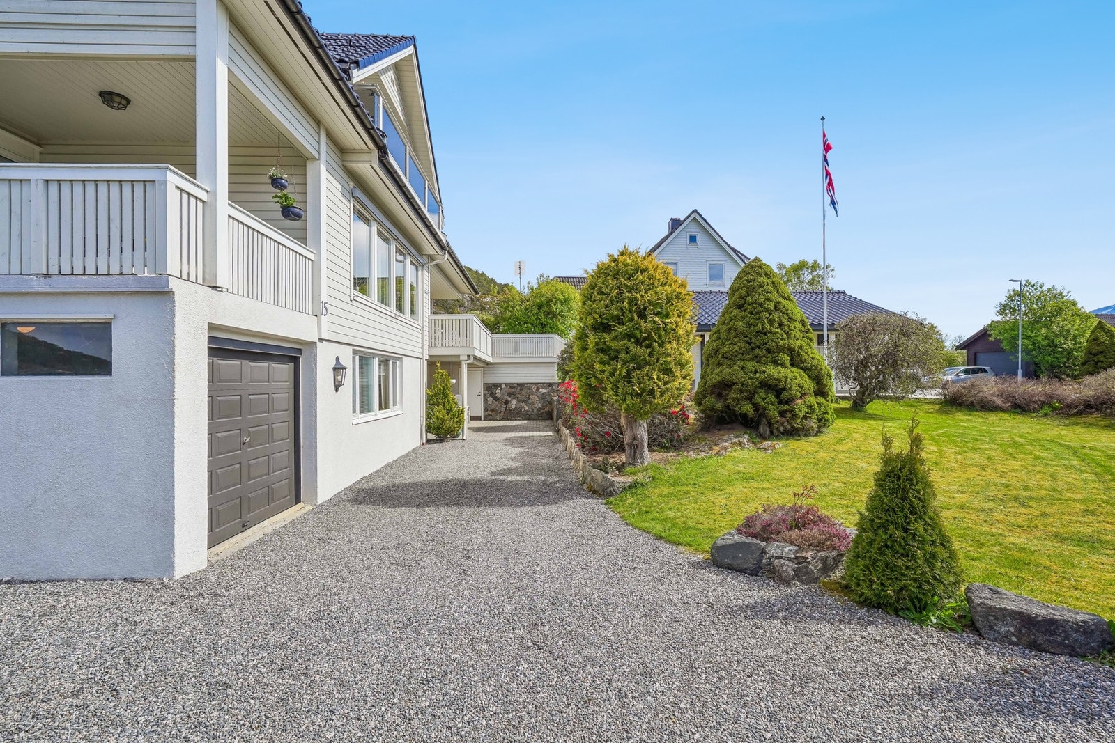 Dette er rett og slett en veldig bra familiebolig med flotte utearealer, og nok plass til en stor familie i huset. Galleribilde